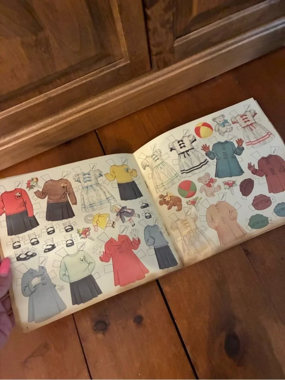The Dionne Quintuplets Dolls & Costumes Cut-Out Book 1984
